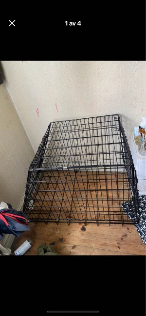 Hundbur  - Väldigt fin oanvänd hundbur, köpt för ungefär 6mån för original priset men kvittot är ej kvar tyvärr. Hunden är rädd för den så den har endast stått här.  Instagram @c.a1f Hör av er ifall du är intresserad eller har fler frågor! Mvh 