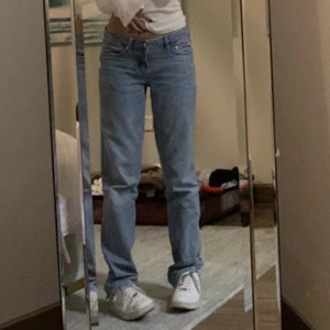 low waisted  - low waosted jeans i storlek 34