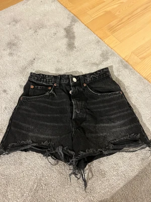 Zara jeansshorts  - Jättefina oanvända jeansshorts ifrån zara, jättefint skick aldrig använda. Kan tyvärr inte ha dom längre 💕