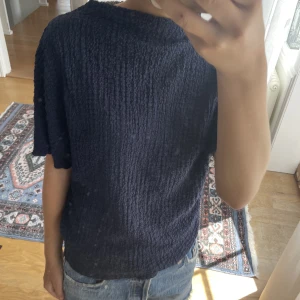Mörkblå topp - Mörkblå topp ifrån Zara i storlek S! Använd ungefär 2 gånger, som ny! Säljer för 100kr plus frakt 👌🏻