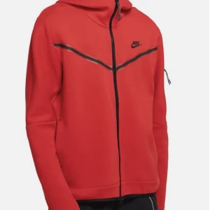 Röd Nike Tetch Fleece - Säljer min röda nike tetch fleece i fint skick, då den aldrig kommer till andvändning (hör av er för egna bilder)
