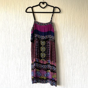 Klänning i mesh - Superfin klänning funkar både vår, sommar och höst! Luftig och lite genomskinlig. Strl M 🌺✨