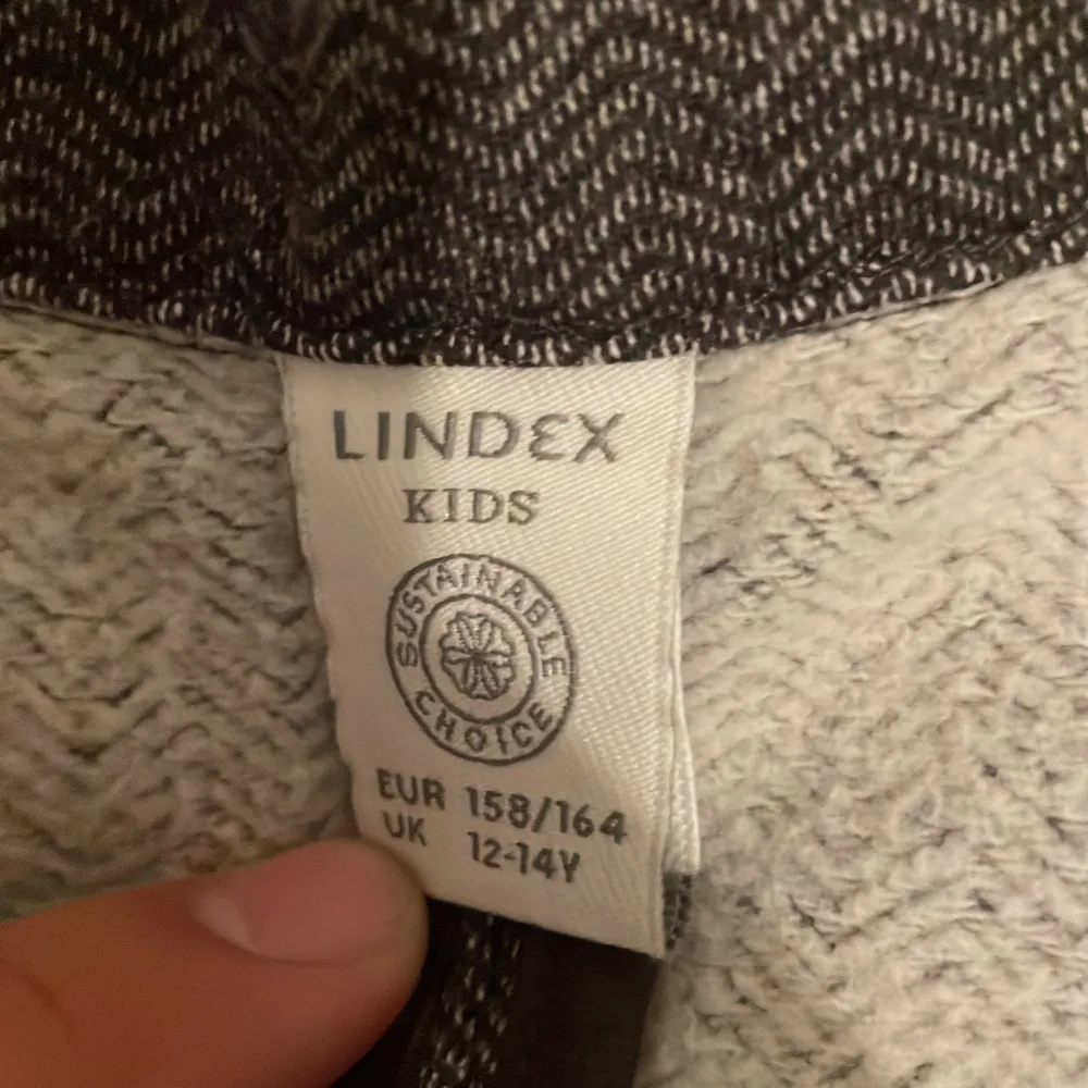 Långärmad skjorta med knappar och en liten krage från Lindex kids. Skjortor.