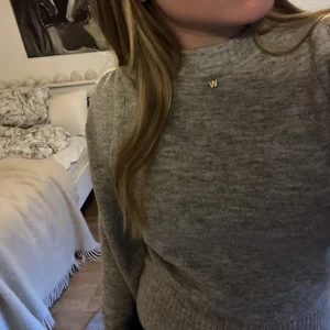 Grå stickad tröja - Tröja med fina armar och i fint skick!! Är inte använd på länge därför den säljs☺️xs/s