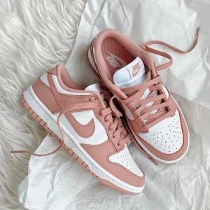 Nike dunk low rose whisper  - Storlek 40 Helt nya med kartong och kvitto finns!  Helt slutsålda  
