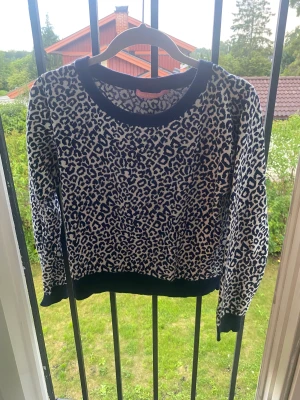 Pernilla Wahlgren tröja  - Så skit snygg tröja från Pernilla Wahlgren!! Använder inte den, men den är skit snygg😍😰