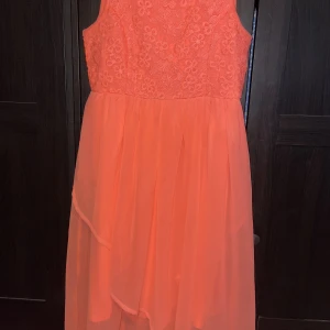 Rosa Klänning  - Neonrosa klänning Vet inte storlek men skulle säga att den sitter som 34/xs