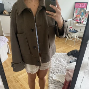 Kappahl kappa - Säljer fin superfina Kappahl kappa som är slutsåld i denna färg. Nypris 899kr. Säljer för 499kr. Inga defekter. Strl L, perfekt oversized