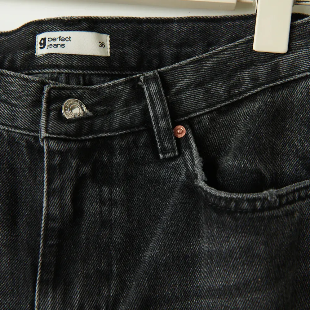 Jätte fina lite slitna nere 👇🏼 på jeansen men går o klippa bort!!❤️‍🔥 Annars finns inga defekter o de ser ut o va nya!!🙏🏼 KP för bilder på jeansen!💘(pris går o diskuteras privat). Jeans & Byxor.