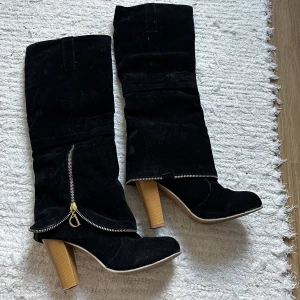 Stövlar  - Stövlar, köpta second hand, storlek 37, fint skick!