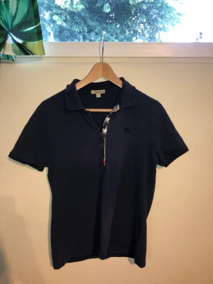 Burrbery Piké - Con: 7/10 lite urtvättad. Men den har inga hål.  Storlek XL i barn så sitter som XS/S