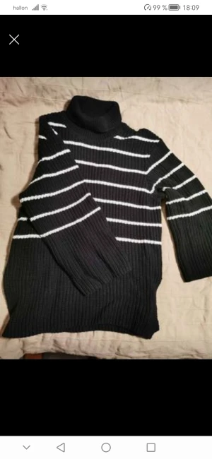 Ny Stickad klänning med vida armar - En ny Stickad klänning med vida armar i storlek M/L