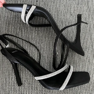 Klackskor - Säljer dessa klackskor/sandaletter som jag köpte på ellos i våras då de tyvärr inte kommer till användning. Perfekta till balen eller andra finare tillställningar. Storlek 39 men skulle även säga att de passar 38.