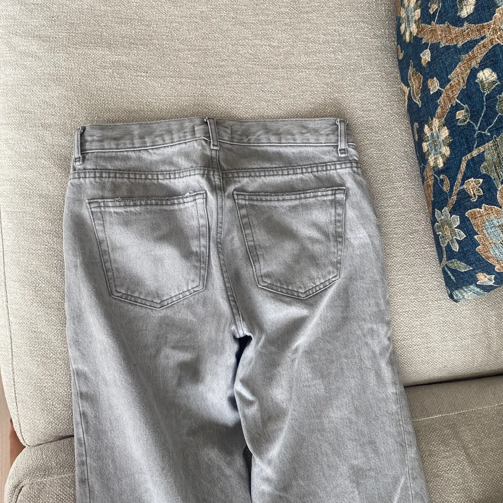 Ett par låmidjade jeans ifrån Gina tricot i storlek 32. Passar mig som är 165 och endast använda några fåtal gånger. Jag står inte för frakten!. Jeans & Byxor.