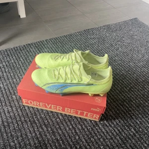 Puma ultra ultimate .1 ag/fg  - Jag säljer ett par puma ultra ultimate .1 i storlek 41 som är använda 3 gånger på konstgräs! Säljer på grund av att de inte passar min fot. Väldigt bra skick!👍 9,5/10  Man kan spela på både konstgräs och naturgräs med skorna.  Hör av er vid frågor!  