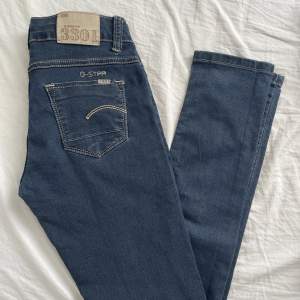 mörkblå jätte fina jeans ifrån g-star, inte användna så mycket men dom har ett litet hål där man trär igenom bältet, finns på sista bilden. inget stort hål utan bara ett litet annars är dom i bra kvalitet. dom är i storlek 30, jag har storlek 36-38