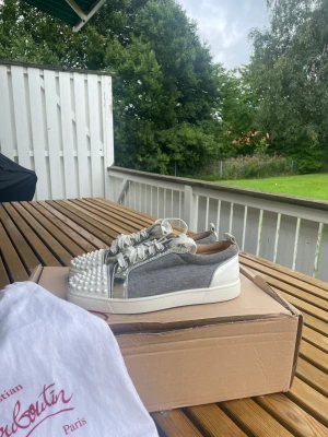 Christian Louboutin  - Christian Louboutin  - Size: 42 - Condition: 8/10 har endast 2-3 små märken!  - Pris: 3200kr ——— Köparen står för frakt, har 100+ referenser jag kan visa innan betalning! 