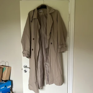 Trenchcoat - Beige trenchcoat perfekt till hösten✨