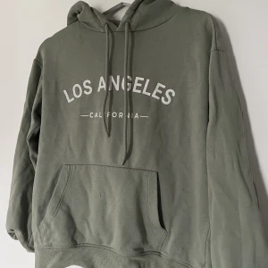 Tjocktröja  - Tjocktröja från H&M i XS, relativt stor, luva i bak 