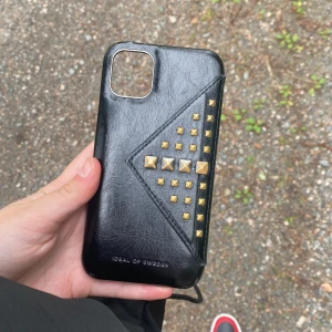 Nit skal - Säljer nu detta ideal of sweden skal för ska ha silver ist för guld har iPhone 11 så den passar enskild för den modellen vill bli av med den som snart så möjligt!❤️