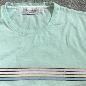 YSL tee  - Svinfet T-shirt från ysl i fint skick! Size L sitter bra på M 