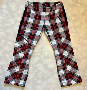 Coola rutiga ankelbyxor - Coola rutiga ankelbyxor med spännen. Från H&M. Storlek 36. Byxorna har tyvärr inga fickor.  Bild 3: jag håller upp byxorna framför mig, då jag inte får på mig dem längre x)