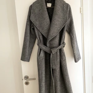 Kappa chiquelle - Lång fin kappa som tyvärr inte passar mig. Kappan är av 40% ull och 60% polyester🤩