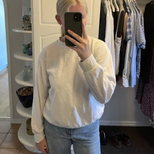 Sweatshirt  - Vanlig vit sweatshirt. Något nopprig annars fint skick. Storlek M men skulle säga att den även passar S. 