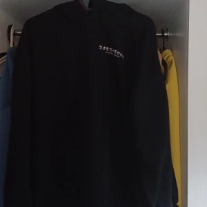 Zodiac hoodie - En hoodie från H&m använd några gånger men i bra skick!