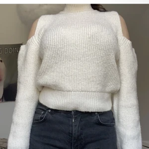 Tjocktröja  - Tjocktröja köpt från Gina, säljer då den inte har kommit till andvändning. Sitter jättefin och har öppna axlar vilket gör den lite unikare 🫶🏻