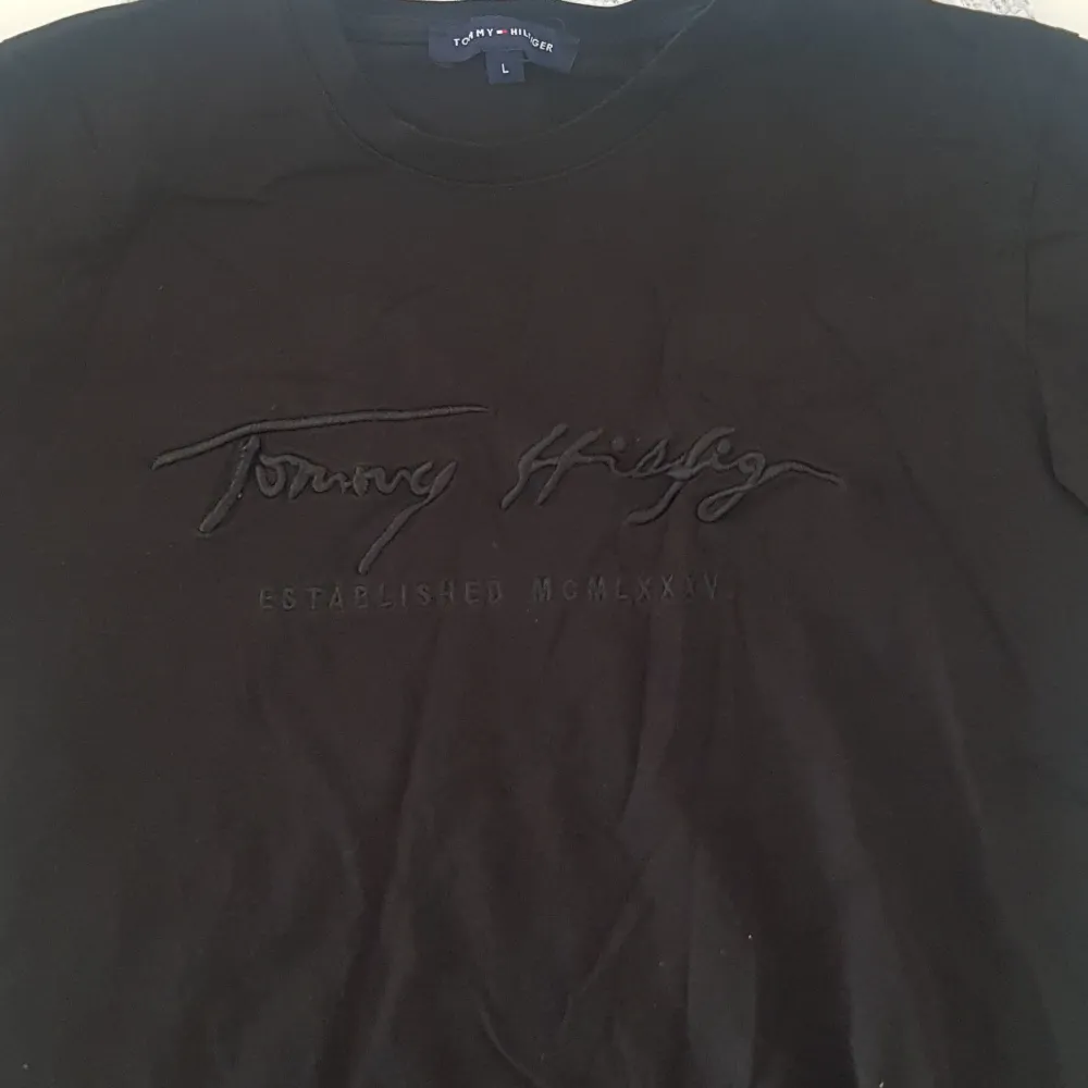 Tommy hilfiger t-shirt stlk Sbygg t-shirt . Nypris 700kr. T-shirts.