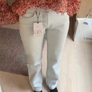 Supersnygga midwaist jeans från zara som tyvärr inte kommer till användning :((