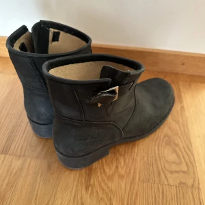 Boots - Boots från Johnny bulls.  Sparsamt använda skor. Mycket gott skick.  Material: läder  Färg: svart/grå. Spänne på utsidan i silver.  Storlek: 40. Något större i storlek, lägg i en extra sula så passar skorna även för dig som har 39. 