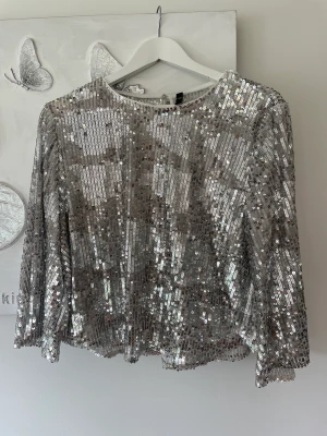 Glitter topp - Köpt från zara. Aldrig använd. Skick 10/10.