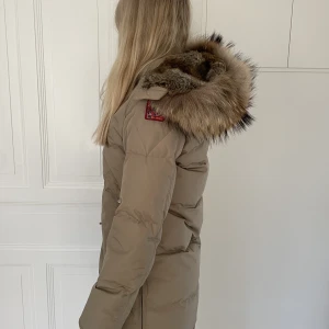 Parajumper  - Säljer min parajumpers jacka! Sparsamt använd och i fint skick. Den är köpt på NK Göteborg men tyvärr finns inget kvitto kvar. Dock kan man via tag se att den är autentisk. Storleken är deras ”young large” och passar mig som är 180 cm lång och storlek 36💘