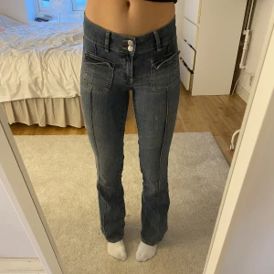 Jeans - Säljer dessa skit snygga lågmidjade jeansen från Nelly som knappt är använda🤩💓 Köparen står för frakten