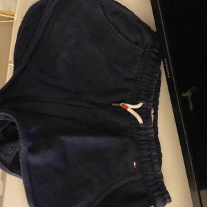 tommy hillfiger shorts - säljer dessa superfina shortsen från tommy hillfiger strl 140 som är som en xxs/xs enligt mig❤️de är mörkblåa