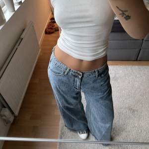 Eivissa Baggy Jean från Lioness i storlek S! Lowrise jeans med vida ben och en baggy passform. Dem är uppsydda längst ner i benen (var otroligt långa när jag fick dem) och passar nu mig som är 164cm!🥰