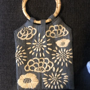 strand väska - jätte fin väska med mönster på- passar att ha till stranden. köptes för flera år sen och har aldrig använts. 