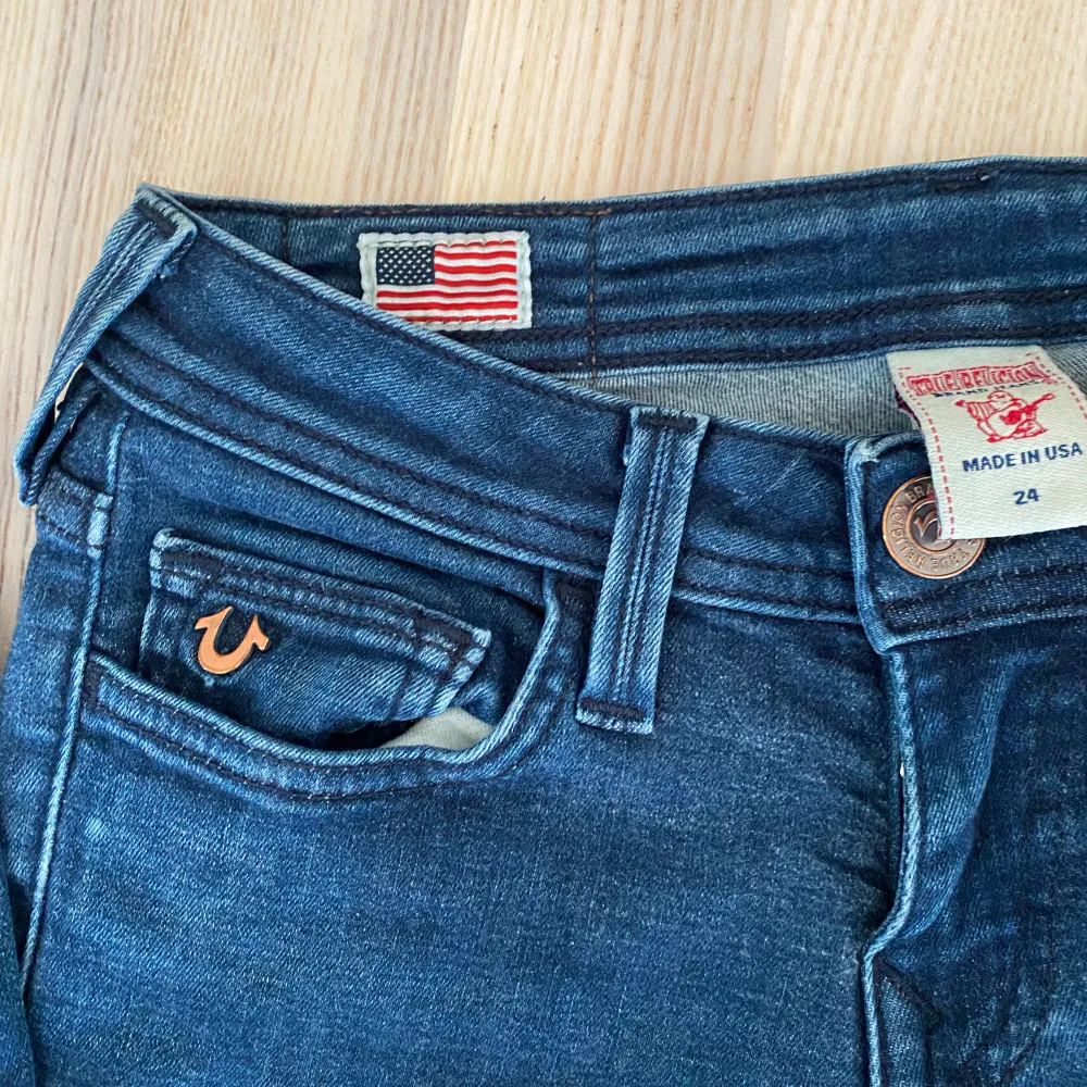 Säljer dessa lågmidjade, flare (blir nog endast utsvängs om det är långa) jeans då dom tyvärr är för små för mig. Köpta här på plick nyss alltså aldrig använda av mig. W24 men vet ej längden dock. Går bra att pruta!❤️. Jeans & Byxor.