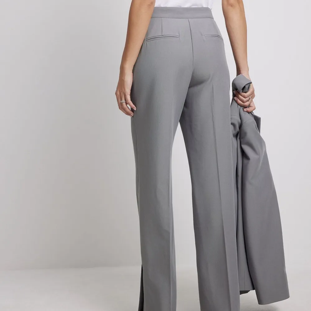 Säljer dessa snygga gråa kostymbyxor i stl 38 från NAKD, sparsamt använda ☺️. Jeans & Byxor.