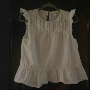 Topp - Topp från H&M, använd en gång och jättefint skick. Nypris 249 Kr, säljer för 150 men kan tänka mig sänka :)