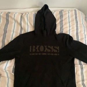 Hugo Boss hoodie - Hej! Säljer nu en utav mina Hugo boss hoodies, är i toppen skick.