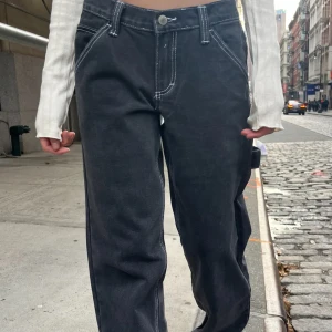 Snygga jeans från Brandy Mellieve  - Jättefina jeans/cargo byxor från Brandy Melville. Ny pris 450! Knappt använda 💕 Lånade bilder. 