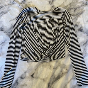 Långärmad randig tröja - En super fin långärmad tröja med en knut i midjan. Gott skick, använd några gånger.