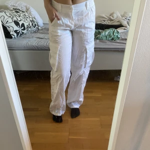 lågmidjade cargo byxor  - Lågmidjade cargobyxor i storlek 34. Använts 1 gång! 🩷