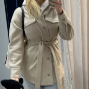 Kappa - Beige kappa från BikBok, jättefin och varm nu till hösten/vintern. Endast använt typ 2-3 gånger, som ny. Passar till allt 💫köpte för 800kr säljer för hälften + frakt!