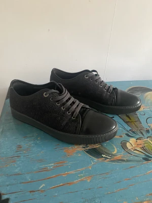 Lanvins - Tja säljer min lanvins för att jag har tröttnat på dom. Är använda men inga stora defekter. Pris kan diskuteras vid snabb affär. Lådan får man med.