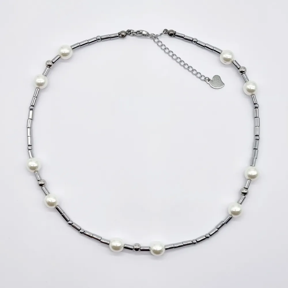 Unik handgjort halsband. Material-Mineral Hematit, glas pärlor, rostfritt stål. Nickel fri. Längd: 40cm+4cm. Accessoarer.