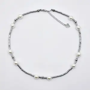 Unik handgjort halsband. Material-Mineral Hematit, glas pärlor, rostfritt stål. Nickel fri. Längd: 40cm+4cm